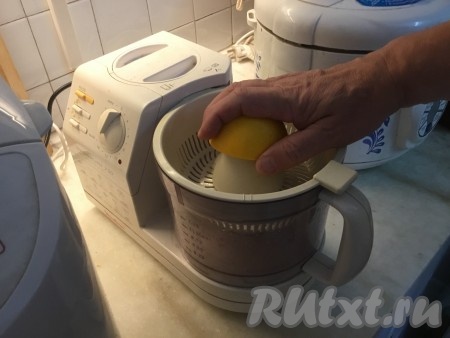 Выжать сок из апельсинов на комбайне или соковыжималке для цитрусовых.
