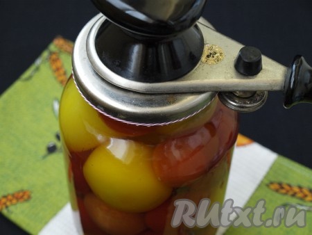 Палочку корицы удалить, больше она нам не понадобится. Кипящим маринадом залить помидоры в банке и сразу закатать ключом.
