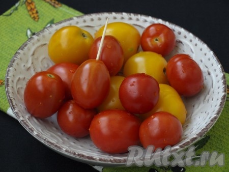 Помидоры вымыть и с помощью зубочистки сделать прокол в месте плодоножки, это необходимо для того, чтобы плоды не потрескались (выбирайте плотные помидоры, лучше сорта "сливки").
