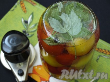 Перевернуть банку дном вверх, затем укутать до полного остывания.
