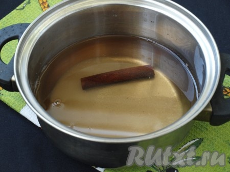 Спустя время воду из банки слить в кастрюлю, снова положить в неё палочку корицы, добавить сахар, соль и уксус. Довести маринад до кипения и варить 3 минуты.

