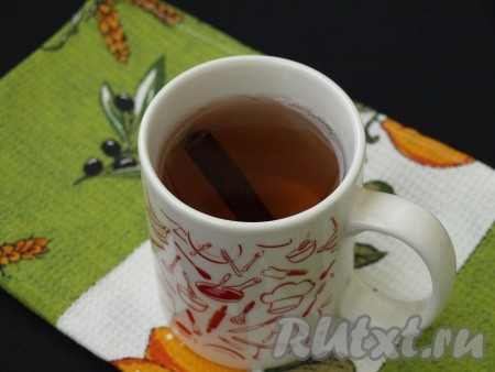 Палочку корицы положить в чашку и залить кипятком на 20 минут.
