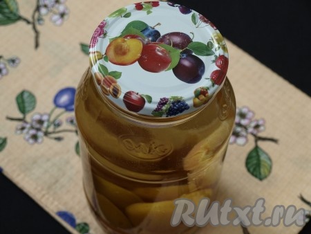 Вскипятить воду и залить сливы в банке на 15 минут, прикрыв баночку предварительно прокипяченной крышкой.
