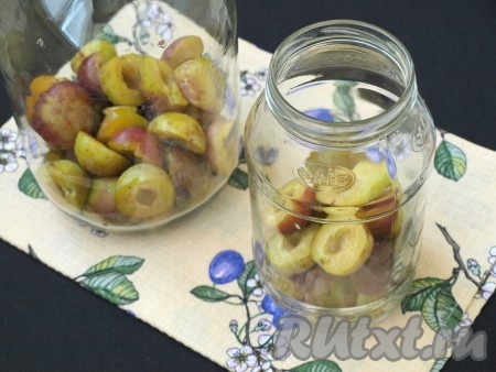 Банки для компота в данном случае стерилизовать необязательно (можно просто вымыть с содой). Но, если хотите, то простерилизуйте над паром или в микроволновке в течение 4-5 минут. Сливы хорошо вымыть и разрезать пополам, косточки удалить. Наполнить банку сливами.