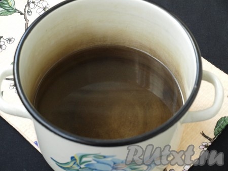 В слитую воду добавить сахар, довести до кипения и варить сироп до полного растворения сахара.
