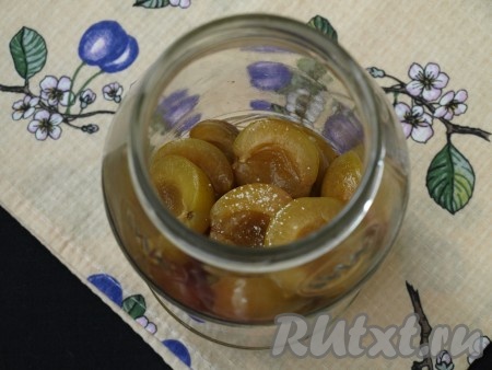 Затем воду из банки слить в кастрюлю, а в банку насыпать лимонную кислоту и прикрыть банку крышкой.
