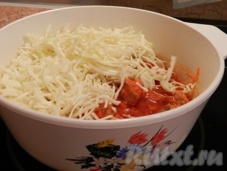 Когда мясо станет мягким, добавить соль, специи (я всыпала чёрный молотый перец, молотый кориандр и паприку по вкусу), выложить томатную пасту, перемешать. Если вы готовили в глубокой сковороде, тогда можно в ней и продолжать готовить. Я изначально взяла неглубокую сковороду, поэтому всё содержимое сковороды переложила в кастрюлю с толстым дном. К свинине добавить капусту, перемешать, если жидкости мало, можно влить ещё немного воды, перемешать, после закипания томатного соуса немного уменьшить огонь. Тушить капусту с мясом под крышкой до готовности (до мягкости капусты, ориентировочно минут 30-35, продолжительность приготовления зависит от сорта капусты), периодически перемешивая. В конце приготовления добавить пропущенный через пресс чеснок, перемешать, протушить 2-3 минуты и убрать с огня.