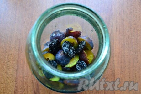 Банку хорошо промыть и обдать кипятком, крышку прокипятить. В банку выложить половинки слив, добавить промытый чернослив.
