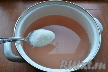 Далее воду из банки слить в кастрюлю, всыпать сахар и довести сироп до кипения.
