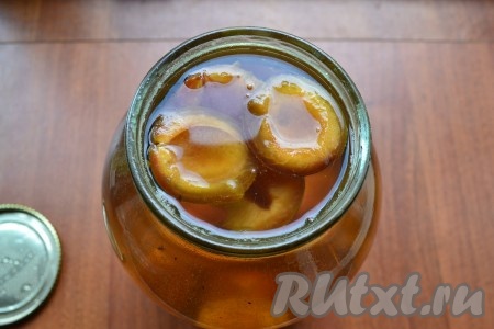 Кипящим сиропом залить сливы, наполнив банку доверху.