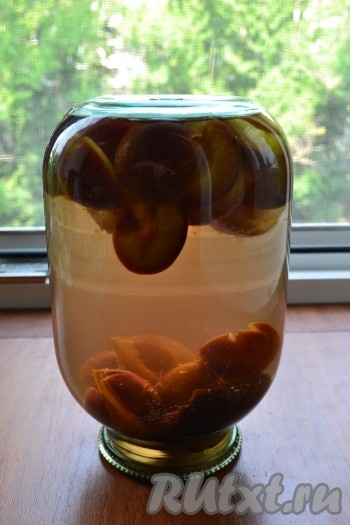 Сразу же банку с компотом закатать и перевернуть.