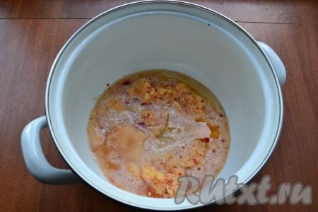 Смесь из перца выложить в кастрюлю, влить воду, растительное масло и уксус, добавить соль и сахар.
