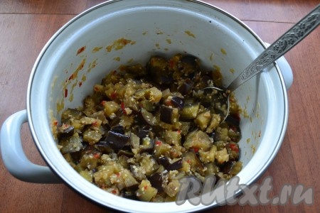 Все перемешать, поставить кастрюлю на небольшой огонь, накрыть крышкой. Варить баклажаны 15 минут от начала кипения. Пару раз баклажаны следует перемешать.
