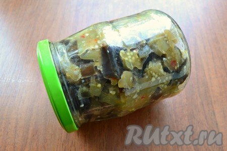 Банки с баклажанами сразу же закатать прокипяченными крышками и перевернуть.
