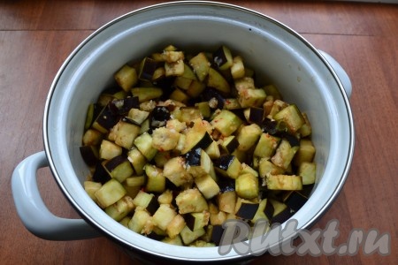 Смесь довести до кипения, выложить в кастрюлю промытые от соли баклажаны.