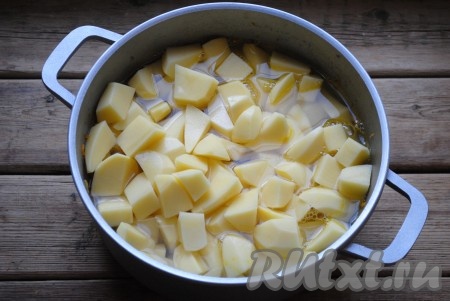 Залить водой. Вода не должна полностью покрывать картофель, как на фото.
