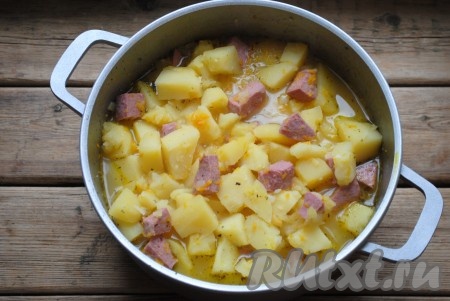 Перемешать и продолжить тушение до готовности картофеля, примерно, ещё 10 минут. Время приготовления будет зависеть от сорта картофеля.&nbsp;
