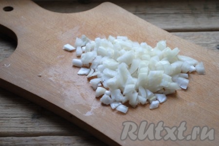 Лук и морковь очистить и вымыть. Лук нарезать небольшими кубиками. 