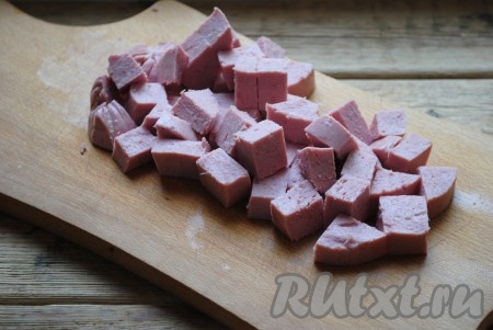 Колбасу (я использовала "Докторскую" колбасу) освободить от оболочки и нарезать крупными кубиками.&nbsp;
