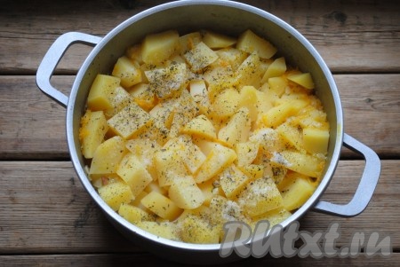 Не перемешивая, накрыть кастрюлю (или казан) крышкой и отправить на огонь, довести до кипения, затем огонь уменьшить и тушить картошку с колбасой 15-20 минут. Затем добавить соль, чёрный молотый перец и прованские травы.&nbsp;
