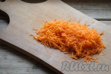 Морковь натереть на средней тёрке. 