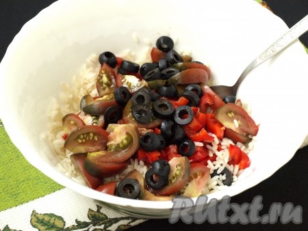 Колечками нарезать маслины и добавить их в салат из риса с помидорами и перцем.