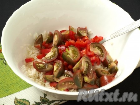 Помидоры вымыть и нарезать дольками. Болгарский перец очистить от семян и плодоножки, нарезать соломкой. К остывшему рису добавить перец и помидоры.
