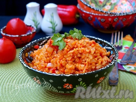 Вкуснейший гарнир из булгура по-турецки подать к столу как самостоятельное блюдо или к мясу. Можно при подаче посыпать измельчённой зеленью.