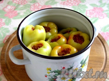 Установить нафаршированные перцы в кастрюлю. Если некоторые будут "укладываться" боком - это нормально. Только помните, когда будете выкладывать готовые перцы на блюдо, делайте это бережно, чтобы ложкой не разломить те плоды, что лежат бочком.