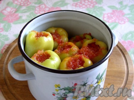 Развести томатное пюре пополам с водой и вскипятить.&nbsp;Добавить соль и сахар по вкусу. Можно еще положить лавровый лист и душистый перец. Томатная заливка должна быть чуть солёнее, чем если бы вы использовали ее в качестве обычного томатного сока.