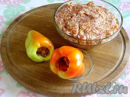 Добавляем специи, чёрный молотый перец, соль и яйцо. Хорошо вымешиваем фарш. Перцы начинить, оставляя маленький зазор для заливки, как на фото.

