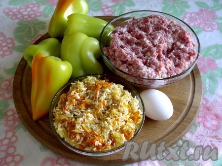 Моем и чистим перцы от плодоножек и семян. Даем воде стечь. Лук и морковь обжариваем на растительном масле до зарумянивания, иногда помешивая. Рис промываем трижды до прозрачной воды. Соединяем рис, обжаренные овощи и фарш.
