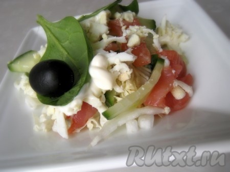 Попробуйте, ведь готовится этот слоёный салат с красной рыбой за считанные минуты, а получается таким нежным!
