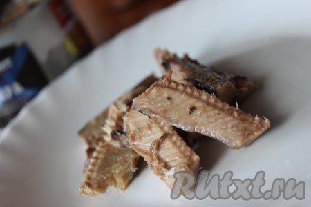 Открыть банку консервированной сайры, слить жидкость и удалить все хребты и кости.