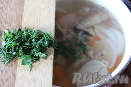 Далее добавить мелко нарезанную зелень, лавровый лист, соль и несколько горошин черного перца.
