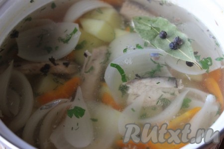 Варить уху на медленном огне еще, примерно, 10-15 минут.