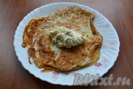 Вот и все, творожную начинку нужно выкладывать на готовые блинчики, как на фото, и заворачивать в блин. А затем можно замораживать такие блинчики впрок или, обжарив на сливочном масле, подавать к столу в тёплом виде.
