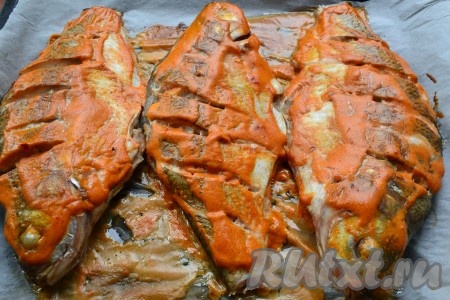 Лещей запекать в разогретой до 180 градусов духовке около 1 часа.
