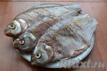 Рыбу очистить, удалить внутренности, плавники и хвост, хорошо вымыть. Ближе к спинке, с двух сторон, сделать по 5-6 надрезов.