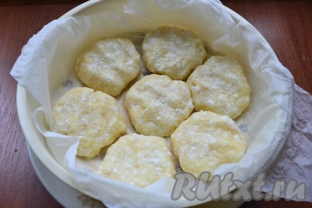 В нижнюю чашу мультиварки налить воду, на нее поместить чашу с сырниками и выставить программу "На пару" на 30 минут, крышку мультиварки закрыть.
