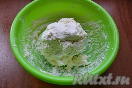 Все хорошо растереть, всыпать муку и замесить тесто, которое будет немного липнущим.