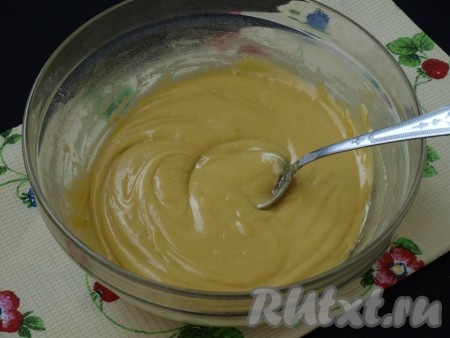Перемешать тесто ложкой. Тесто будет похоже на густую сметану.
