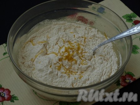 Просеять в тесто муку с разрыхлителем, добавить лимонную цедру.
