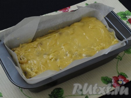 Оставшимся тестом укрыть ягоды. Малина должна быть спрятана в тесте.
