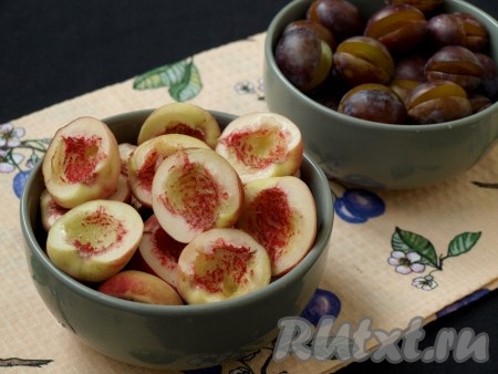 Сливы и персики хорошо вымыть, разломать пополам и удалить косточки.
