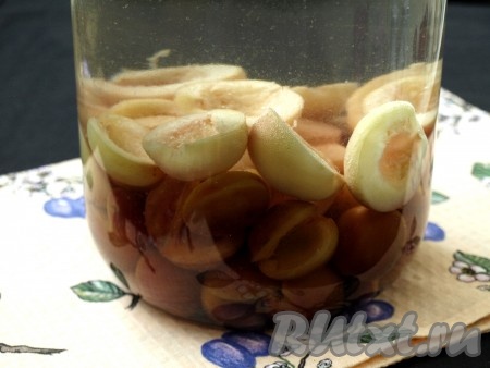 Вскипятить воду и залить фрукты в банке.
