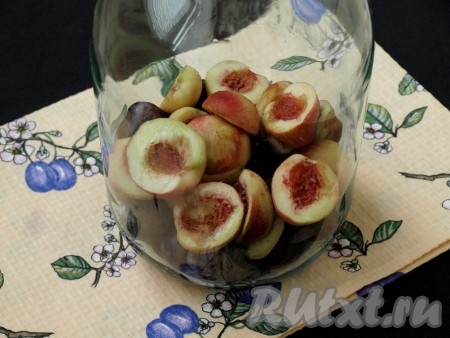 Банку хорошо вымыть горячей водой, можно не стерилизовать. Опустить в неё сливы и персики.
