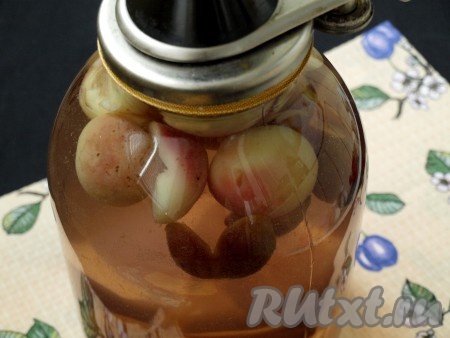 В кастрюлю с водой добавить сахар, снова довести до кипения и варить получившийся сироп до растворения сахара. Затем влить горячий сироп в банку, накрыть крышкой и закатать.
