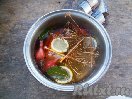 Затем из колечек лимона выдавите лимонный сок в кастрюлю, положите и выжатые колечки в воду. Опустите кусочки скумбрии в бульон, сверху положите петрушку, доведите до кипения и уменьшите огонь. Варите рыбу 8 минут с момента закипания. Дольше варить скумбрию не рекомендуется, так как ее мясо из нежного и сочного прекратится в резиновое. 