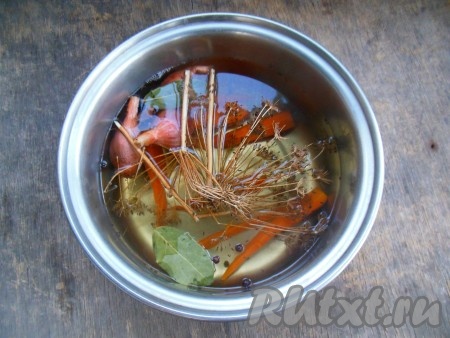 В кастрюлю налейте воду, добавьте горошины черного и душистого перцев, лавровые листья, морковь и лук, а также зонтики укропа. Доведите воду до кипения, добавьте соль по вкусу.
